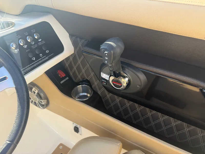 Slide: The Image of Sea Ray 230 SLX 2020 - 44