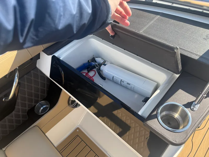 Slide: The Image of Sea Ray 230 SLX 2020 - 49