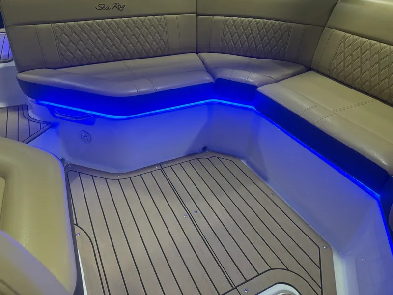 Slide: The Image of Sea Ray 230 SLX 2020 - 63