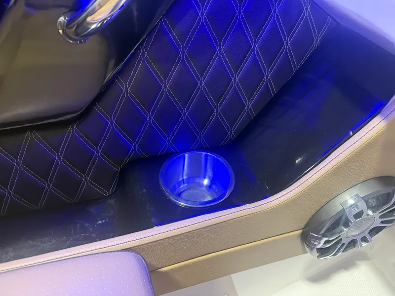 Slide: The Image of Sea Ray 230 SLX 2020 - 65