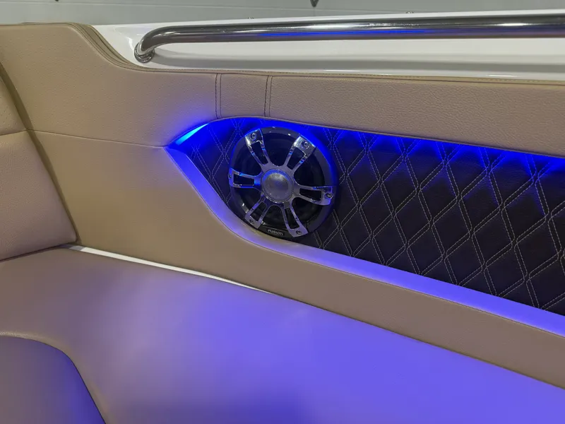 Slide: The Image of Sea Ray 230 SLX 2020 - 67