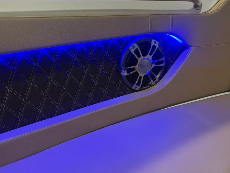 Slide: The Image of Sea Ray 230 SLX 2020 - 68