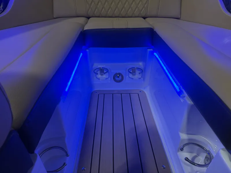 Slide: The Image of Sea Ray 230 SLX 2020 - 69