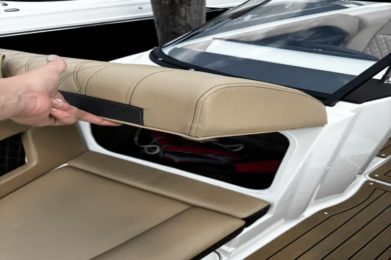 Slide: The Image of Sea Ray 230 SLX 2020 - 8