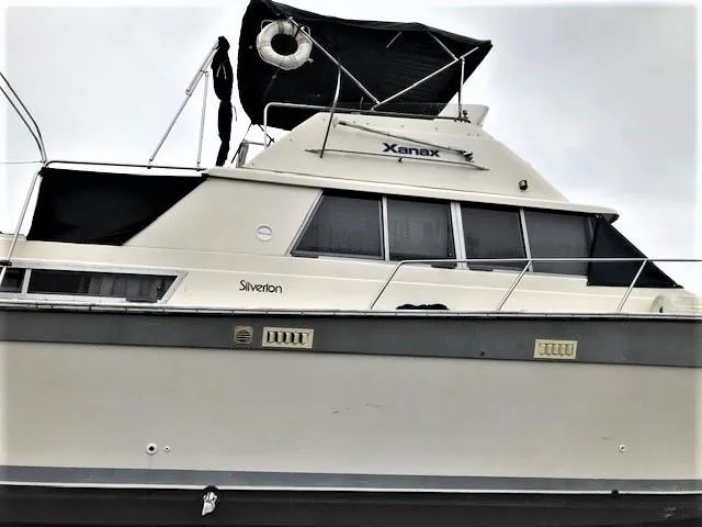 Slide: The Image of 1986 Silverton 40 Double Cabin yacht with upper deck and life preserver. - 2
