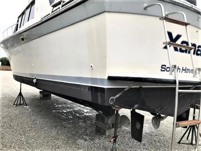 Slide: The Image of 1986 Silverton 40 Double Cabin boat on dry dock for maintenance. - 4