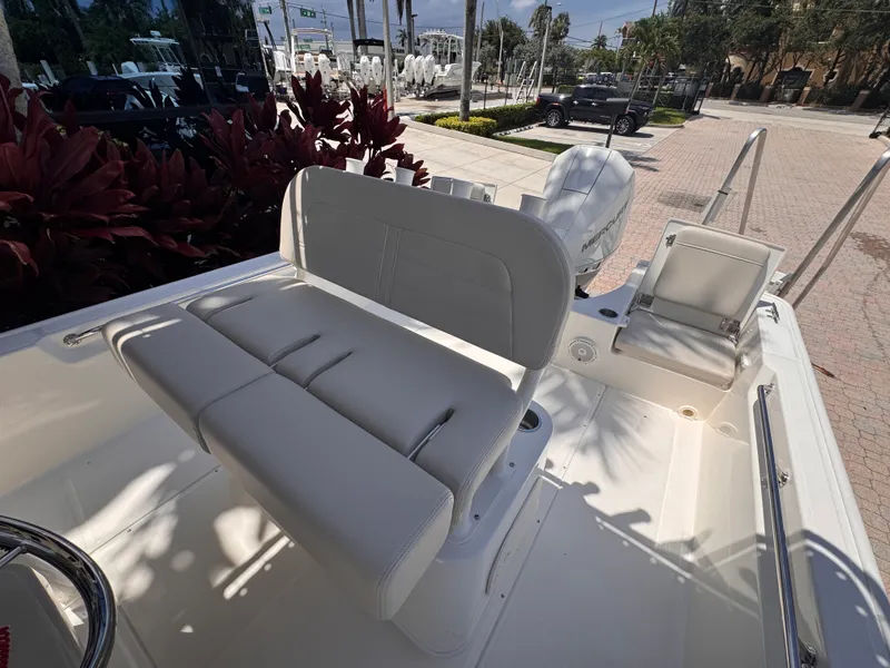 Slide: The Image of Boston Whaler 210 Montauk 2026 - 18
