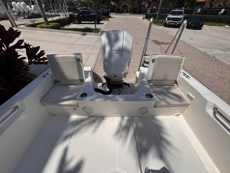 Slide: The Image of Boston Whaler 210 Montauk 2026 - 15
