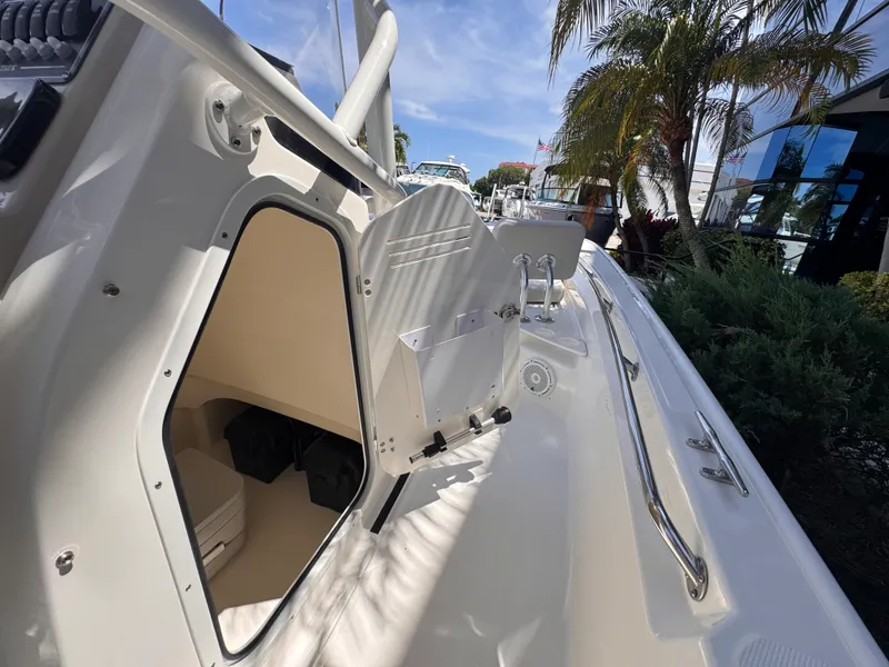 Slide: The Image of Boston Whaler 210 Montauk 2026 - 25