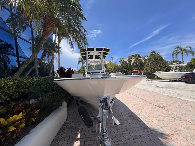 Slide: The Image of Boston Whaler 210 Montauk 2026 - 5