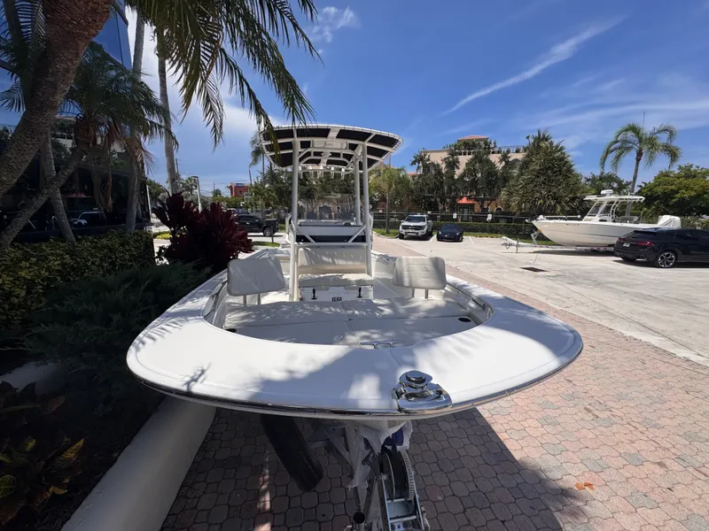 Slide: The Image of Boston Whaler 210 Montauk 2026 - 6