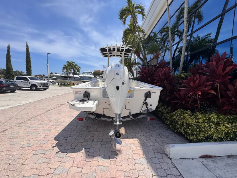 Slide: The Image of Boston Whaler 210 Montauk 2026 - 8