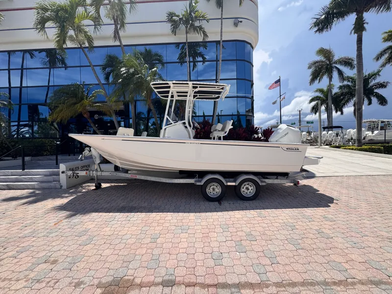 The Image of Boston Whaler 210 Montauk 2026 - 0