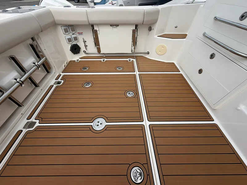 Slide: The Image of Boston Whaler 325 CONQUEST 2023 - 10