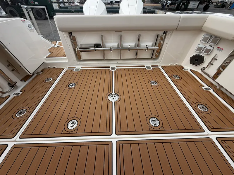 Slide: The Image of Boston Whaler 325 CONQUEST 2023 - 11