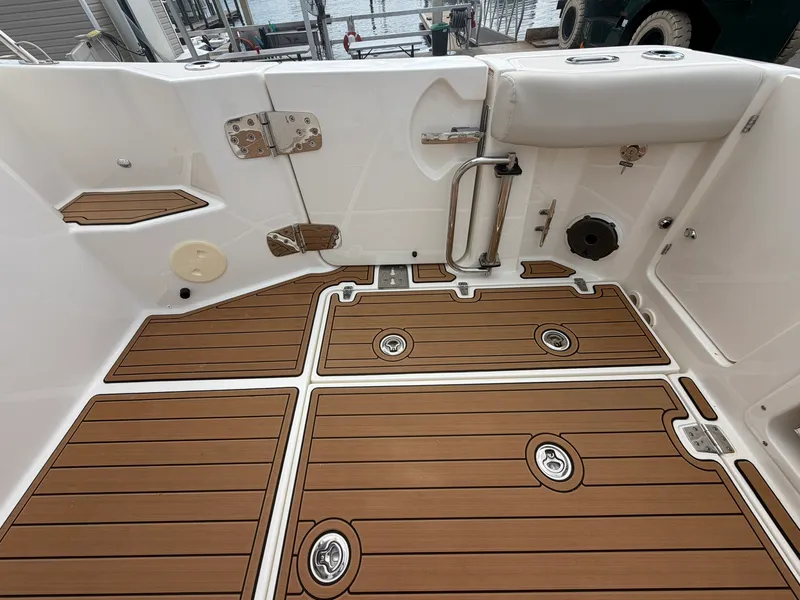 Slide: The Image of Boston Whaler 325 CONQUEST 2023 - 12