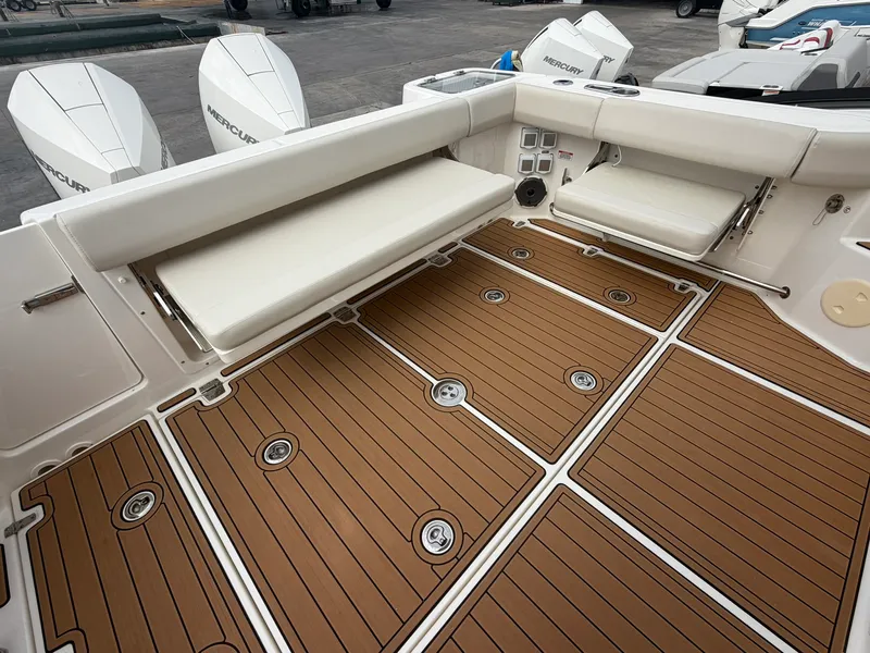 Slide: The Image of Boston Whaler 325 CONQUEST 2023 - 13