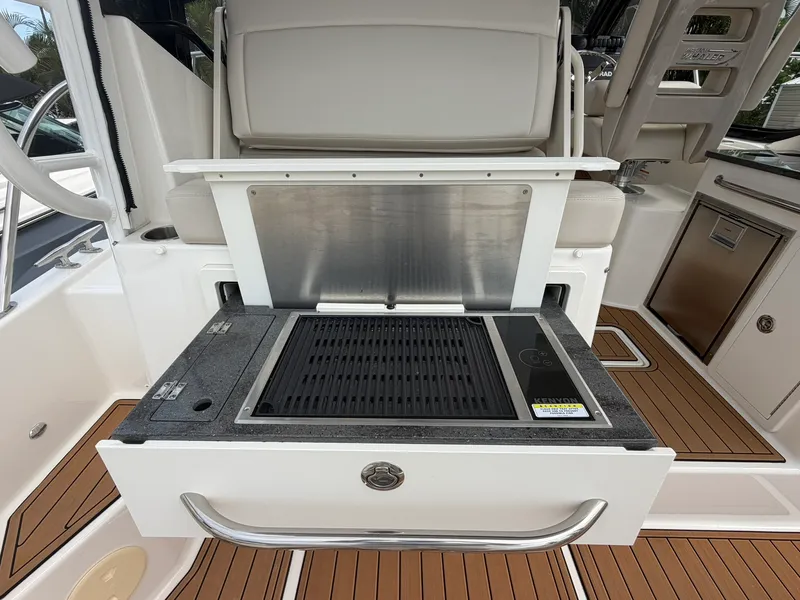 Slide: The Image of Boston Whaler 325 CONQUEST 2023 - 14
