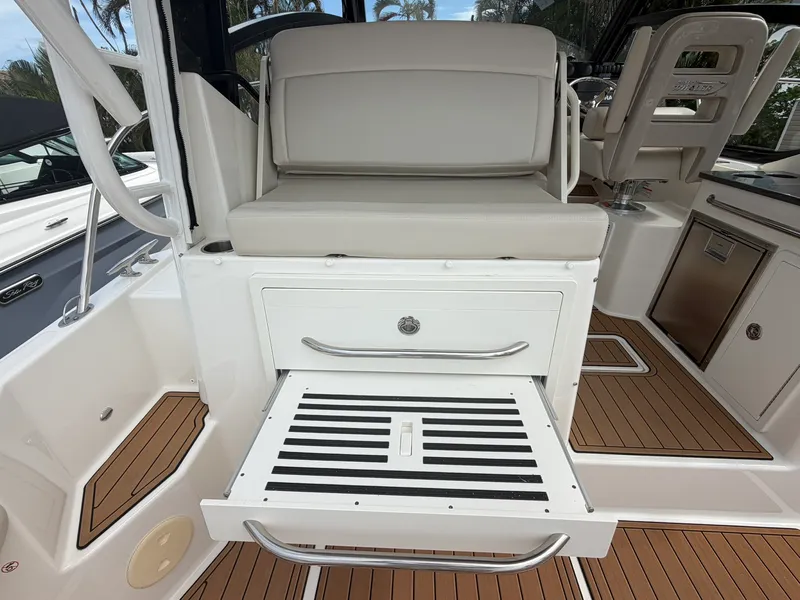 Slide: The Image of Boston Whaler 325 CONQUEST 2023 - 15
