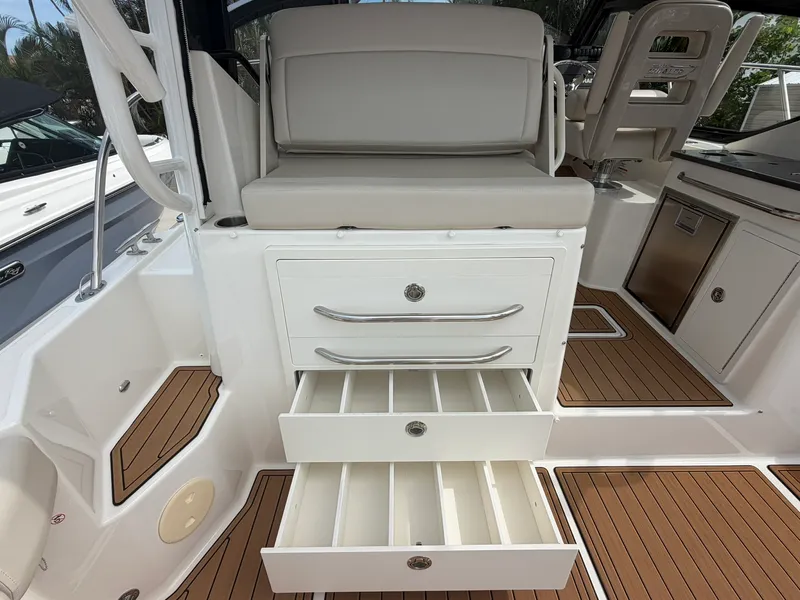Slide: The Image of Boston Whaler 325 CONQUEST 2023 - 16