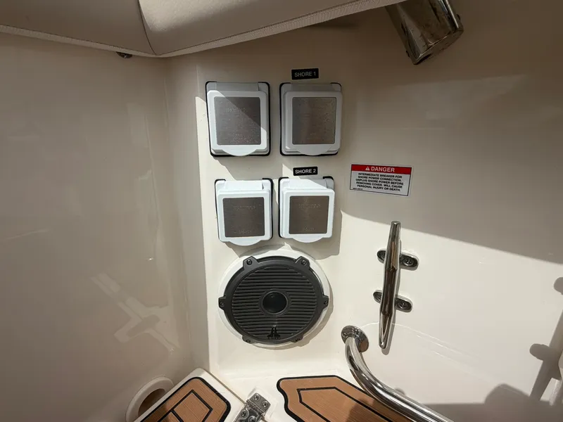 Slide: The Image of Boston Whaler 325 CONQUEST 2023 - 17