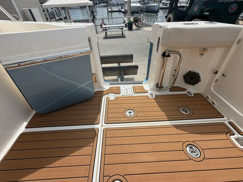 Slide: The Image of Boston Whaler 325 CONQUEST 2023 - 19