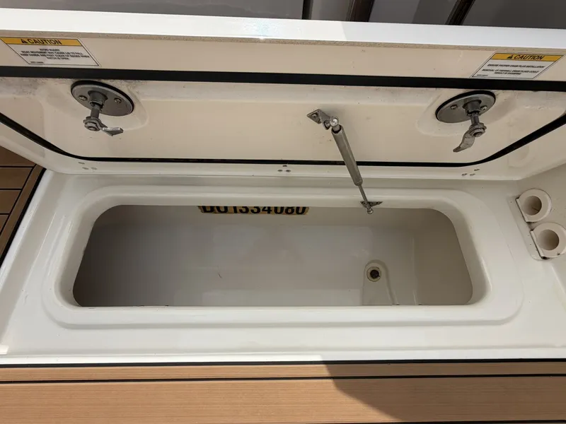 Slide: The Image of Boston Whaler 325 CONQUEST 2023 - 20