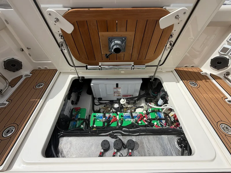 Slide: The Image of Boston Whaler 325 CONQUEST 2023 - 22