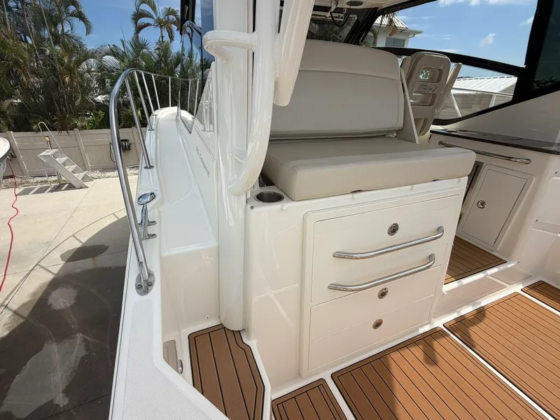 Slide: The Image of Boston Whaler 325 CONQUEST 2023 - 25