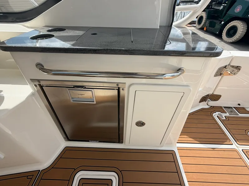 Slide: The Image of Boston Whaler 325 CONQUEST 2023 - 26