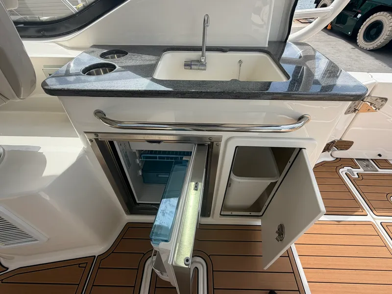 Slide: The Image of Boston Whaler 325 CONQUEST 2023 - 27