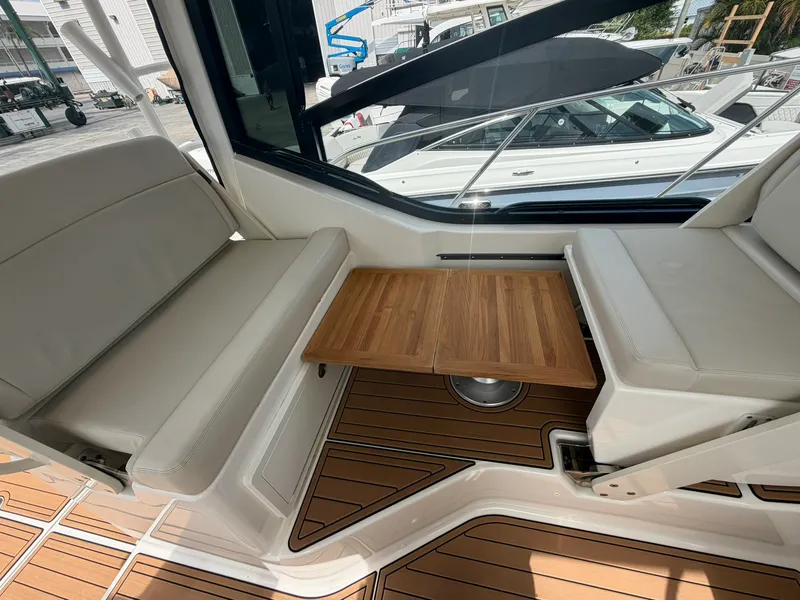 Slide: The Image of Boston Whaler 325 CONQUEST 2023 - 28