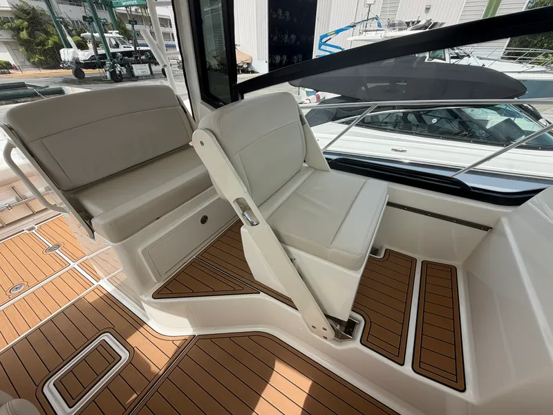 Slide: The Image of Boston Whaler 325 CONQUEST 2023 - 29