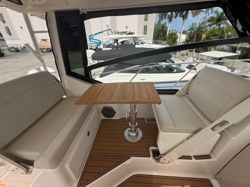 Slide: The Image of Boston Whaler 325 CONQUEST 2023 - 31
