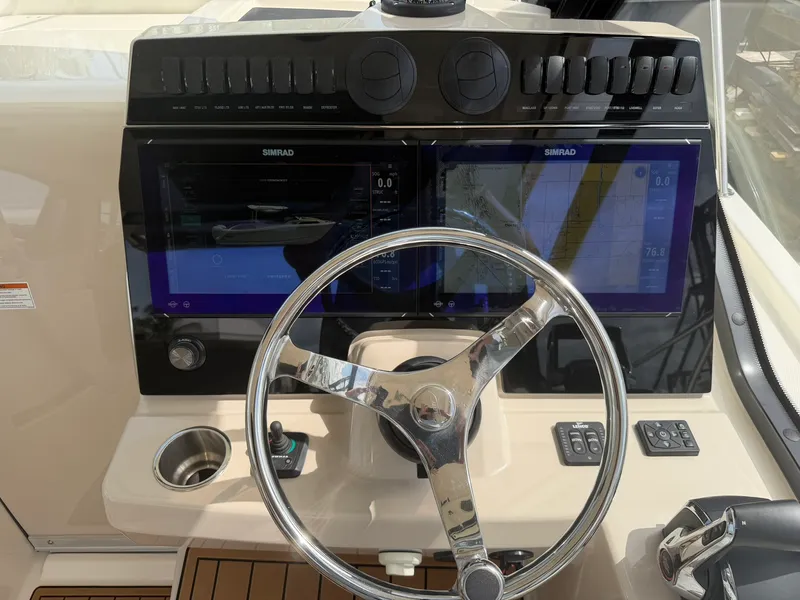 Slide: The Image of Boston Whaler 325 CONQUEST 2023 - 32