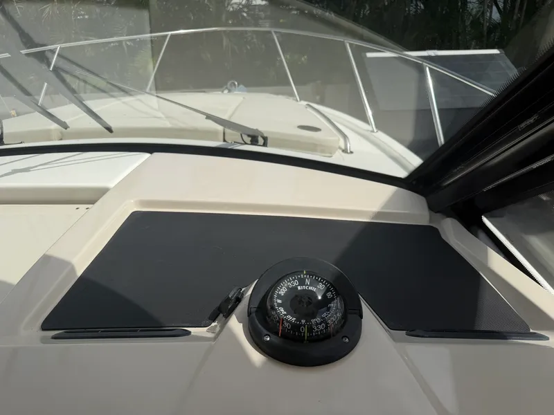 Slide: The Image of Boston Whaler 325 CONQUEST 2023 - 33