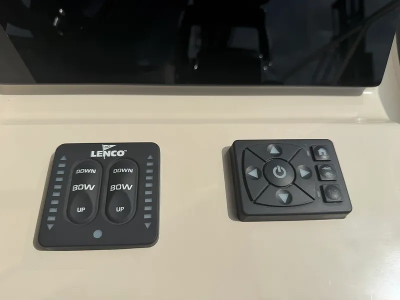 Slide: The Image of Boston Whaler 325 CONQUEST 2023 - 35