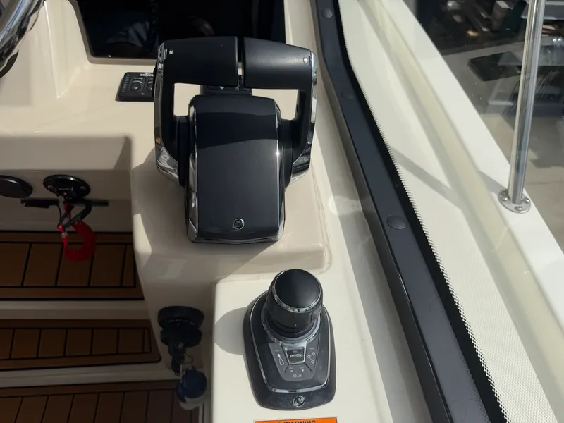 Slide: The Image of Boston Whaler 325 CONQUEST 2023 - 36