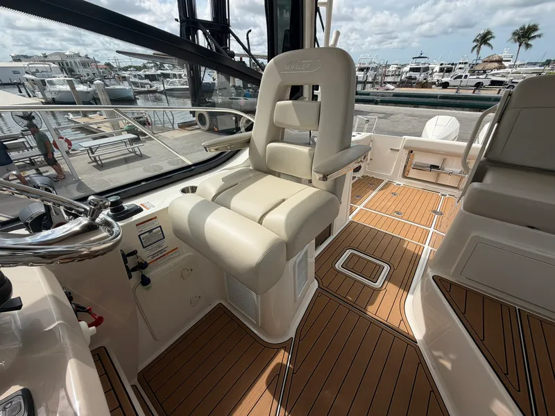 Slide: The Image of Boston Whaler 325 CONQUEST 2023 - 37