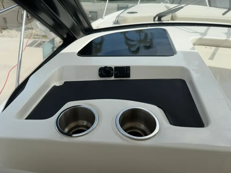 Slide: The Image of Boston Whaler 325 CONQUEST 2023 - 38