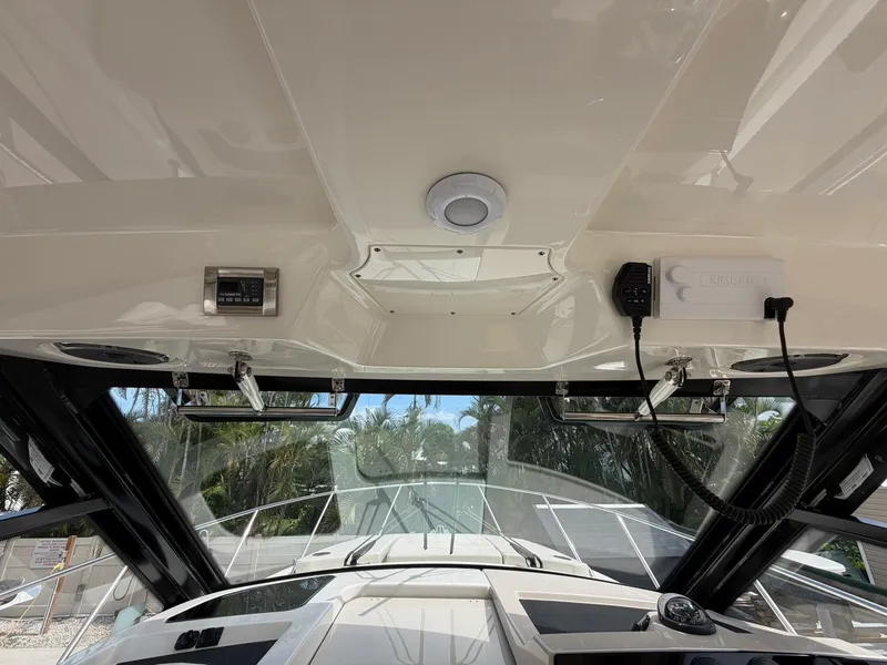 Slide: The Image of Boston Whaler 325 CONQUEST 2023 - 39