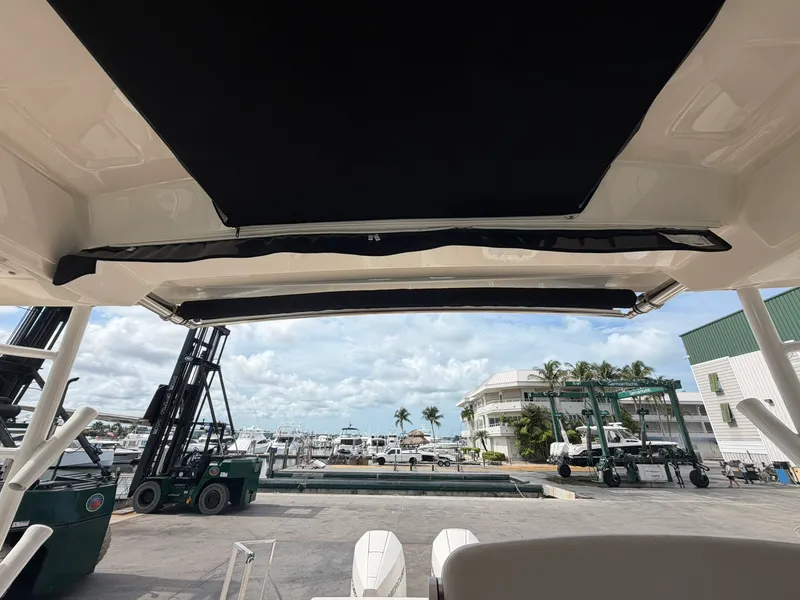 Slide: The Image of Boston Whaler 325 CONQUEST 2023 - 40