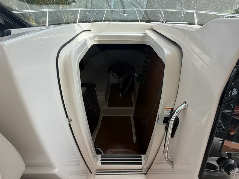 Slide: The Image of Boston Whaler 325 CONQUEST 2023 - 41