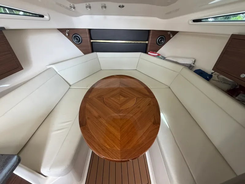 Slide: The Image of Boston Whaler 325 CONQUEST 2023 - 43