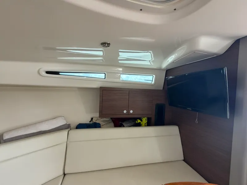 Slide: The Image of Boston Whaler 325 CONQUEST 2023 - 44
