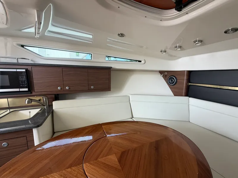 Slide: The Image of Boston Whaler 325 CONQUEST 2023 - 45