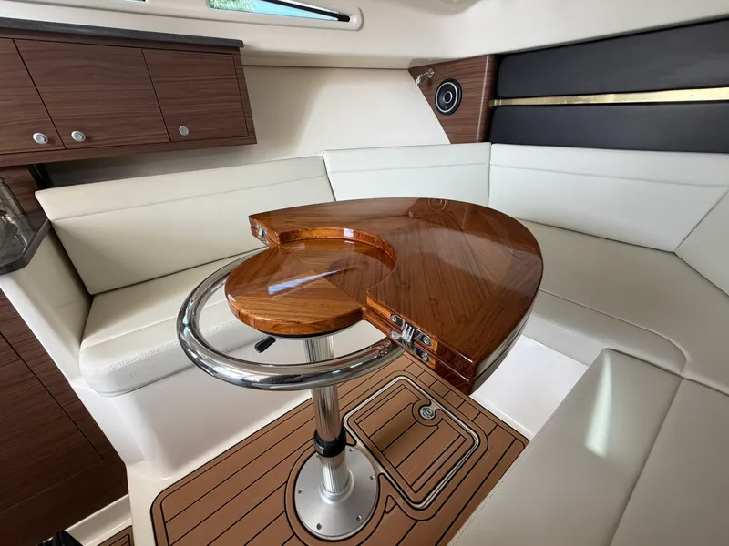 Slide: The Image of Boston Whaler 325 CONQUEST 2023 - 46