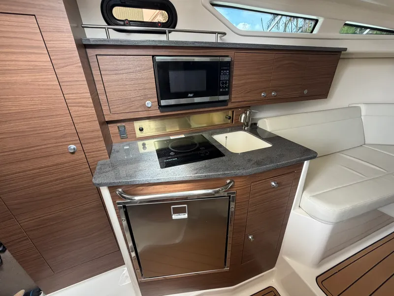 Slide: The Image of Boston Whaler 325 CONQUEST 2023 - 47