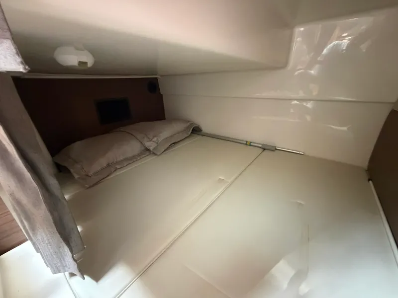 Slide: The Image of Boston Whaler 325 CONQUEST 2023 - 48