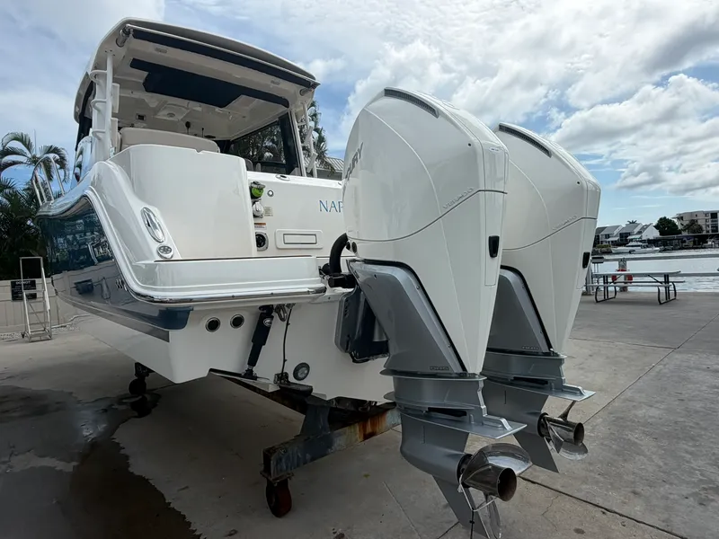 Slide: The Image of Boston Whaler 325 CONQUEST 2023 - 5